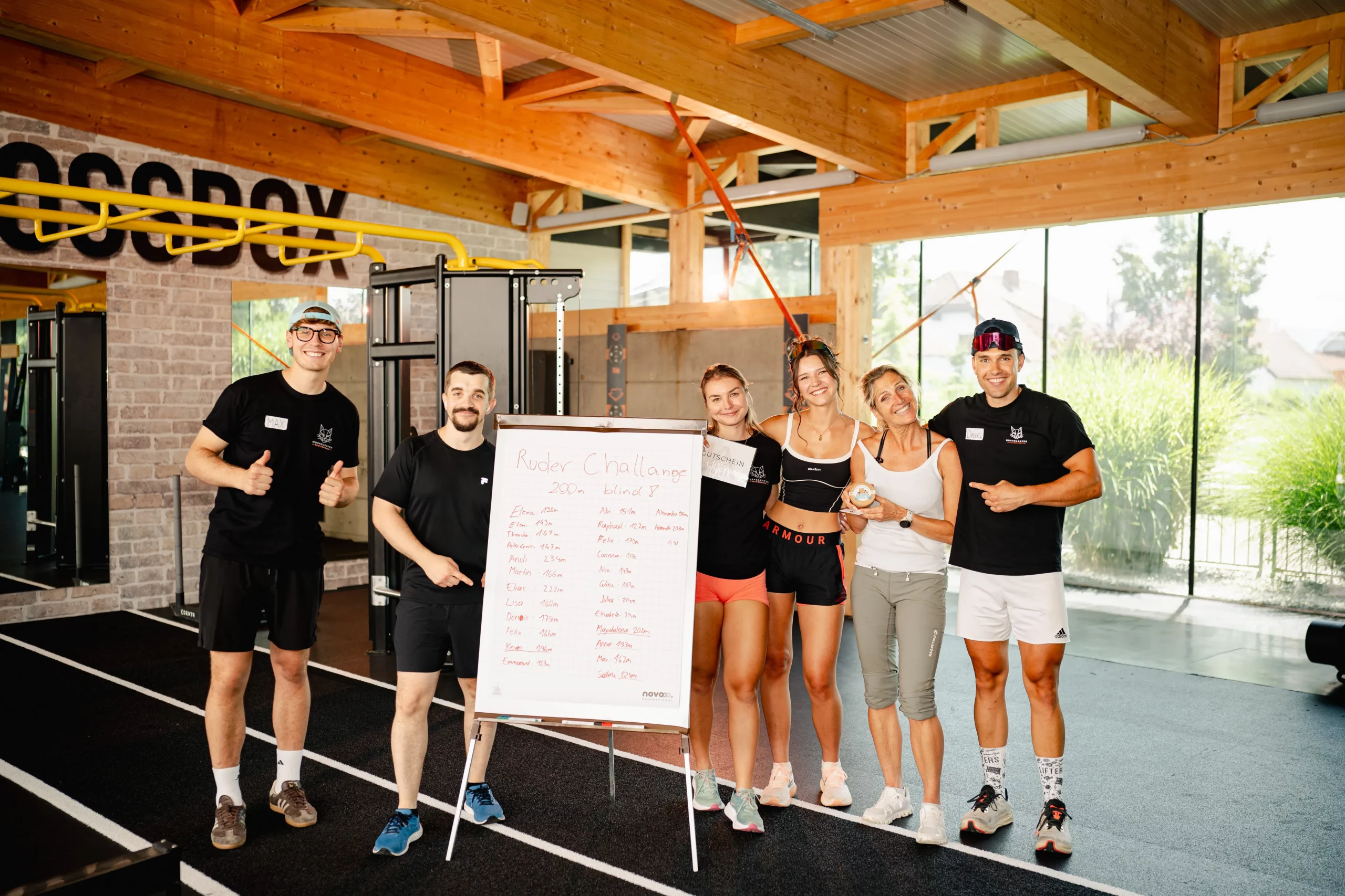 Sportliches Gruppenbild beim Crossfit